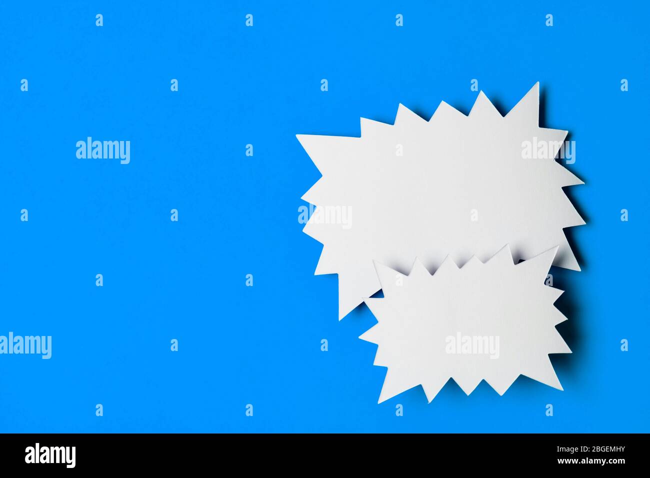 Leeres Werbebanner mit Starburst-Werbeaufsteller auf hellblauem Hintergrund Stockfoto