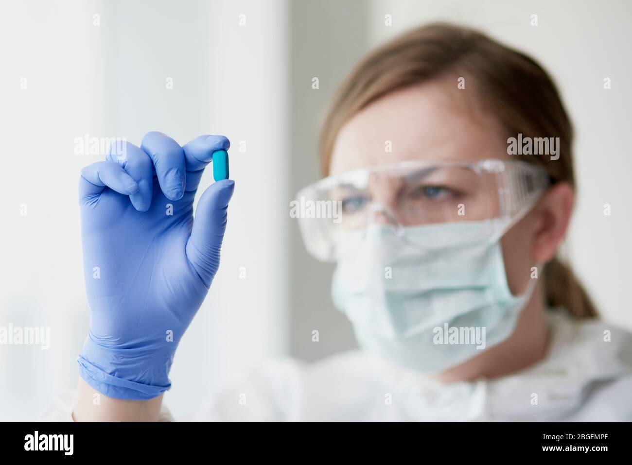 Kapsel in den Händen eines Laboranten Stockfoto
