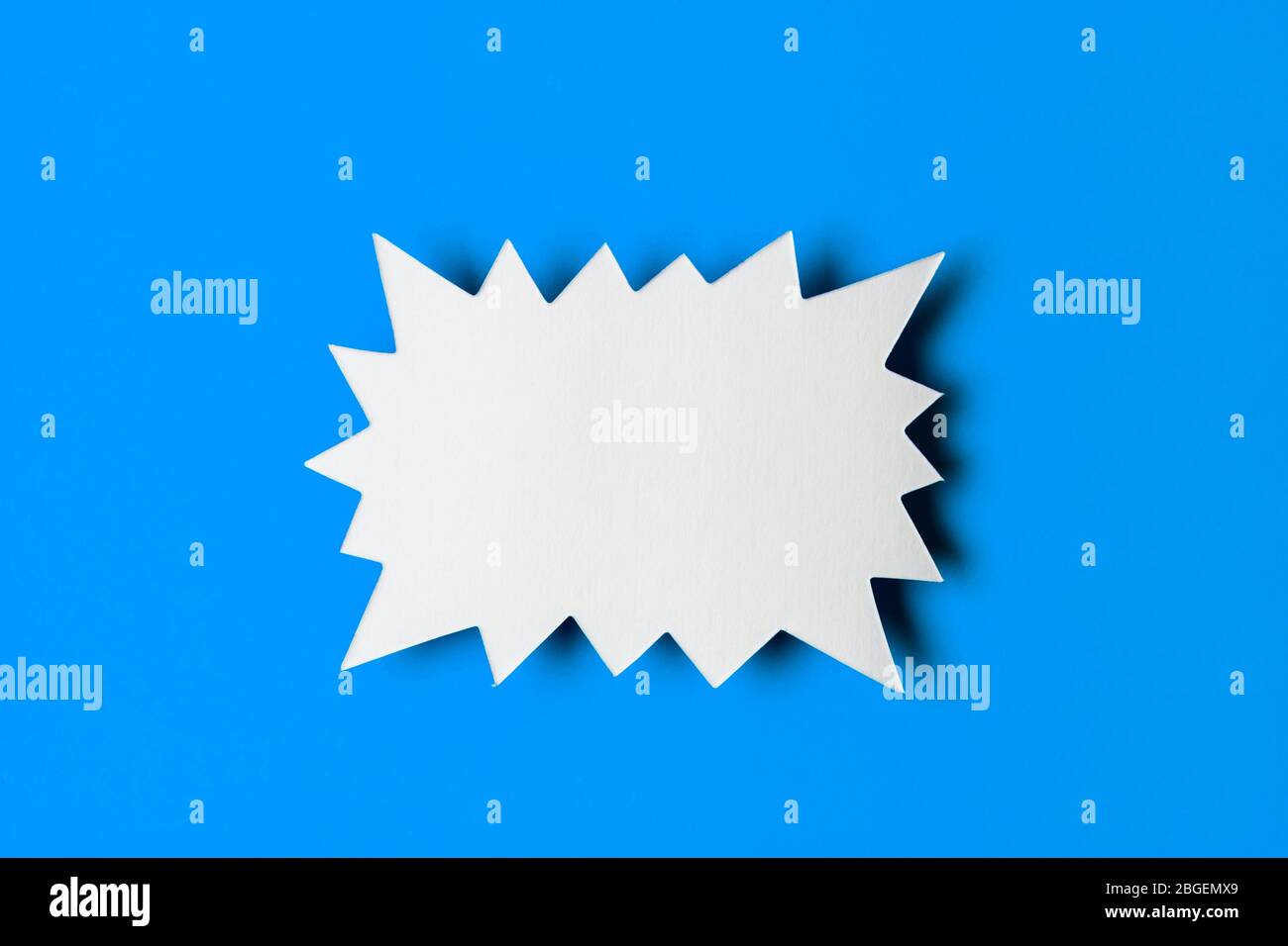 Leeres Werbebanner mit Starburst-Werbeaufsteller auf hellblauem Hintergrund Stockfoto