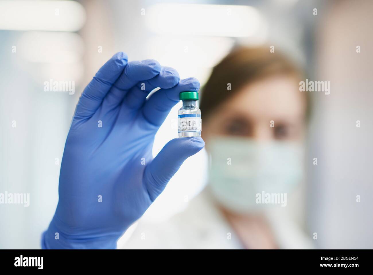 Ampule mit Coronavirus von einem Arzt gehalten Stockfoto