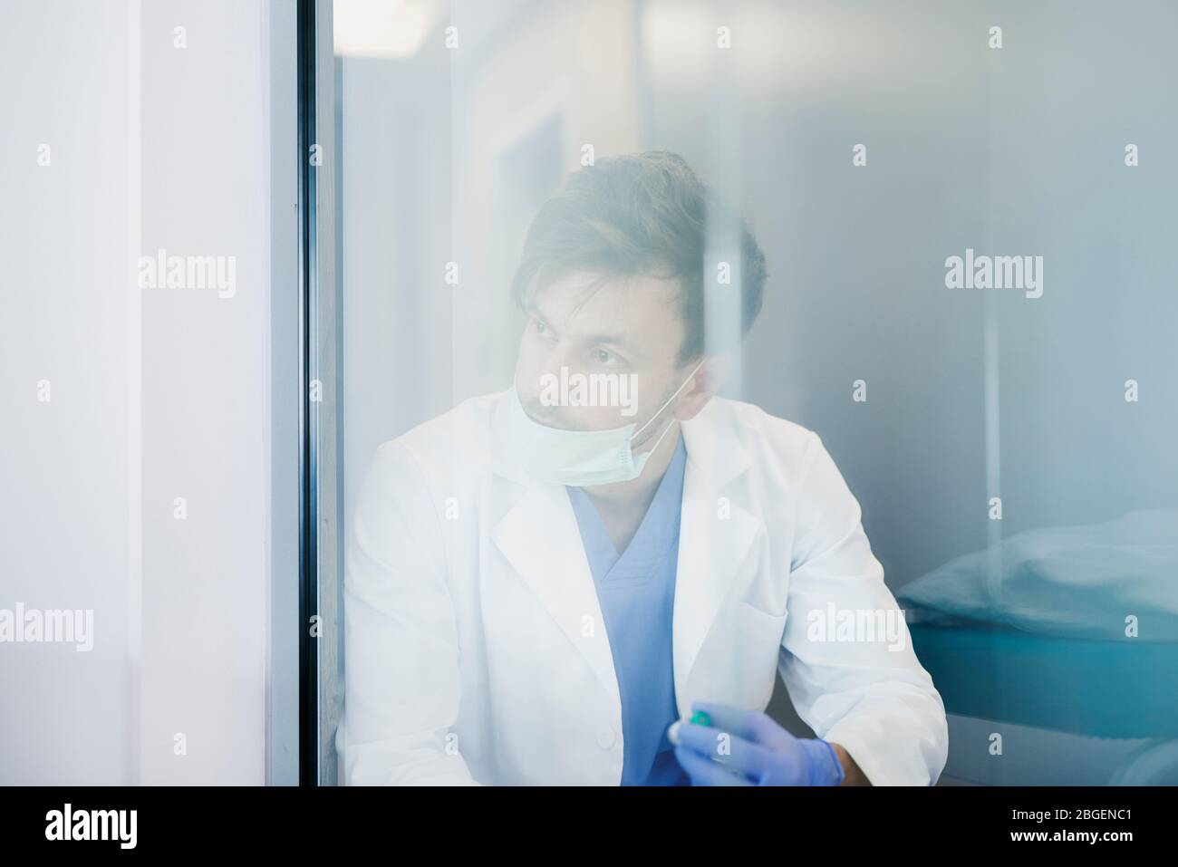Nachdenklicher Arzt im Krankenhausflur Stockfoto