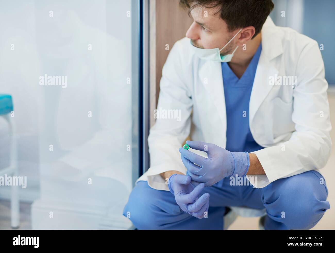 Müde und nachdenkliche Arzt im Krankenhaus Korridor Stockfoto