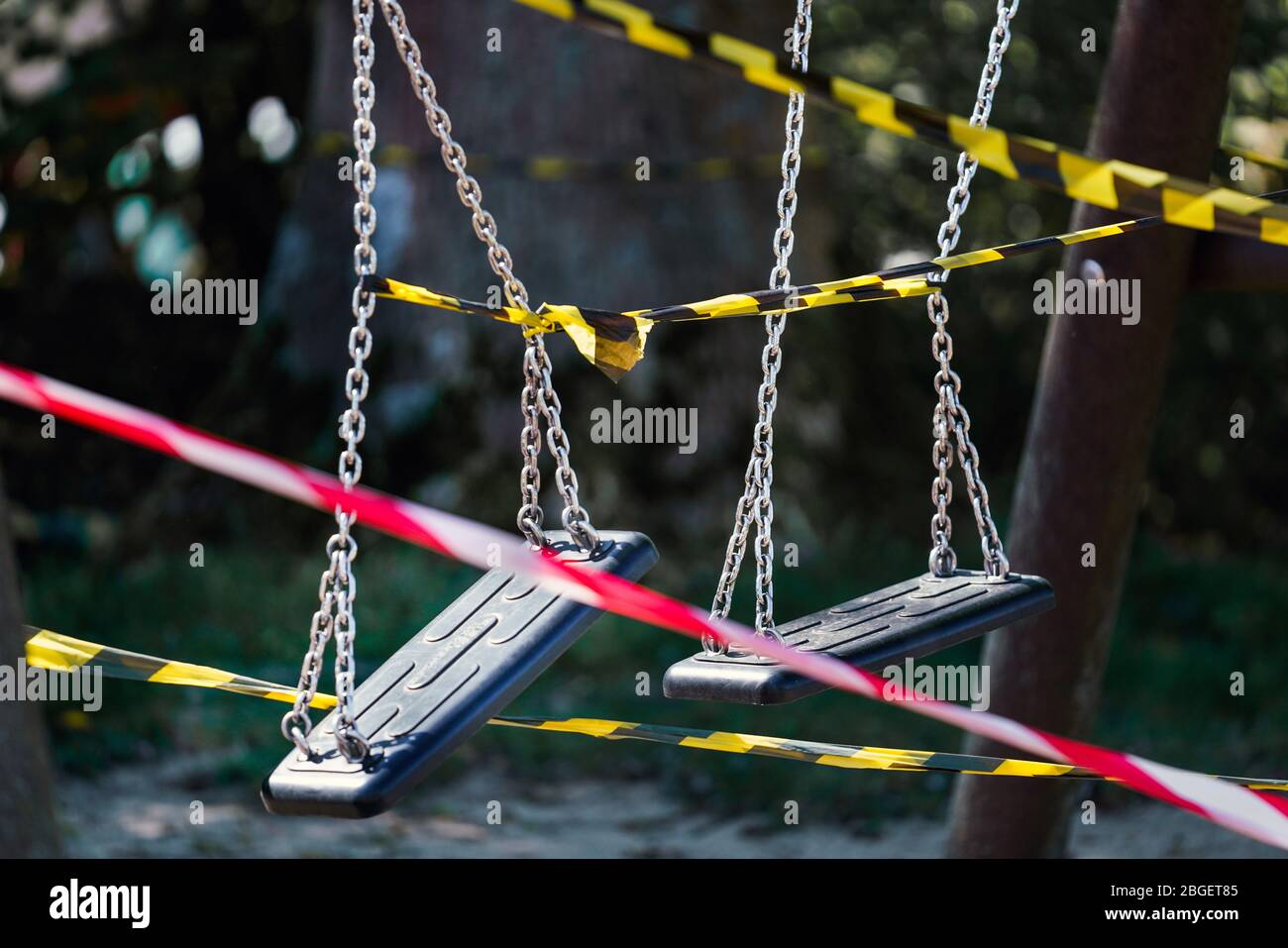 Dortmund, 21.4.2020: Mit Flatterband festgebundene Kinderschauen auf einem wegen der Coronavirus Krise (Covid-19, SARS-CoV-2) und zum Schutz vor Neuinfektionen gesperten Kinderspielplatz in einer Kleingartenanlage in Dortmund. --- Dortmund, 21. April 2020: Kinderschaukeln mit Bändern an einem Spielplatz in Dortmund gebunden. Geschlossen wegen der Coronavirus-Krise (Covid-19, SARS-CoV-2) und zum Schutz vor Neuinfektionen. Stockfoto