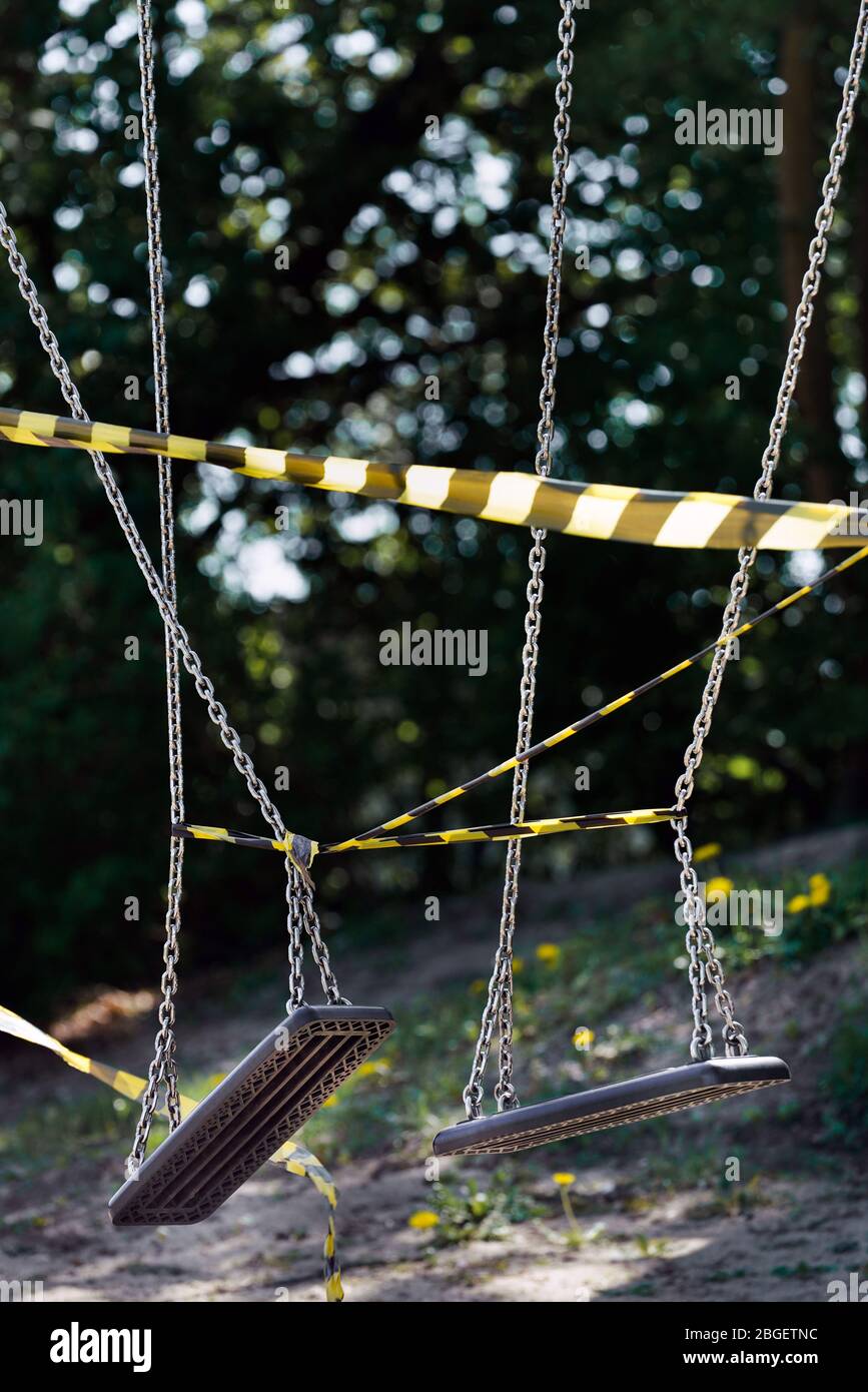 Dortmund, 21.4.2020: Mit Flatterband festgebundene Kinderschauen auf einem wegen der Coronavirus Krise (Covid-19, SARS-CoV-2) und zum Schutz vor Neuinfektionen gesperten Kinderspielplatz in einer Kleingartenanlage in Dortmund. --- Dortmund, 21. April 2020: Kinderschaukeln mit Bändern an einem Spielplatz in Dortmund gebunden. Geschlossen wegen der Coronavirus-Krise (Covid-19, SARS-CoV-2) und zum Schutz vor Neuinfektionen. Stockfoto