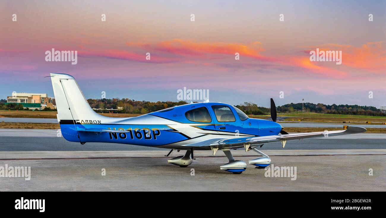 Ein Cirrus G6 SR22T-GTS an der Rampe bei Sonnenuntergang, am Flughafen Dekalb Peachtree in Atlanta. Stockfoto