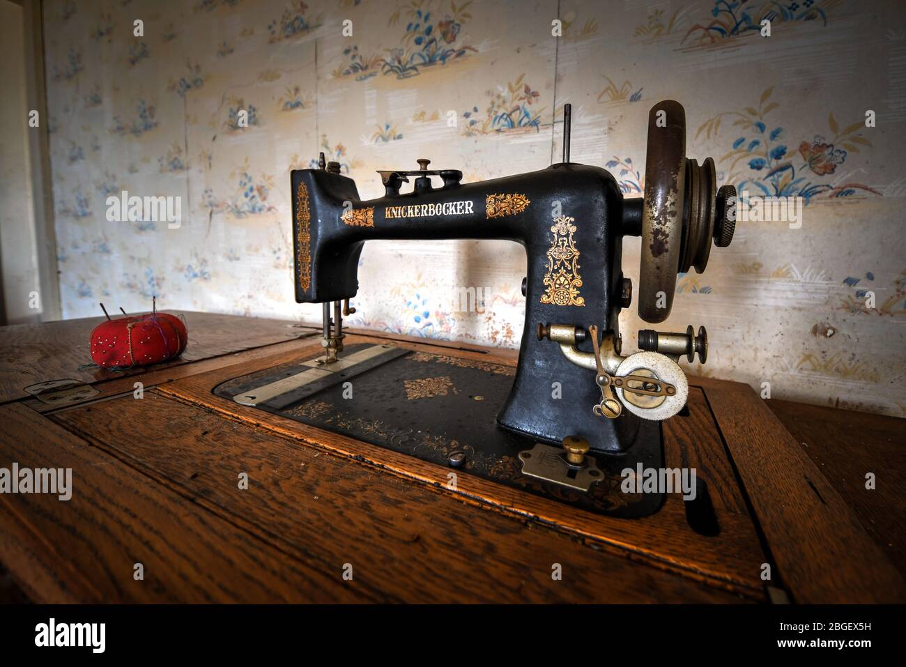 Antike Nähmaschine im verlassenen Haus Stockfoto
