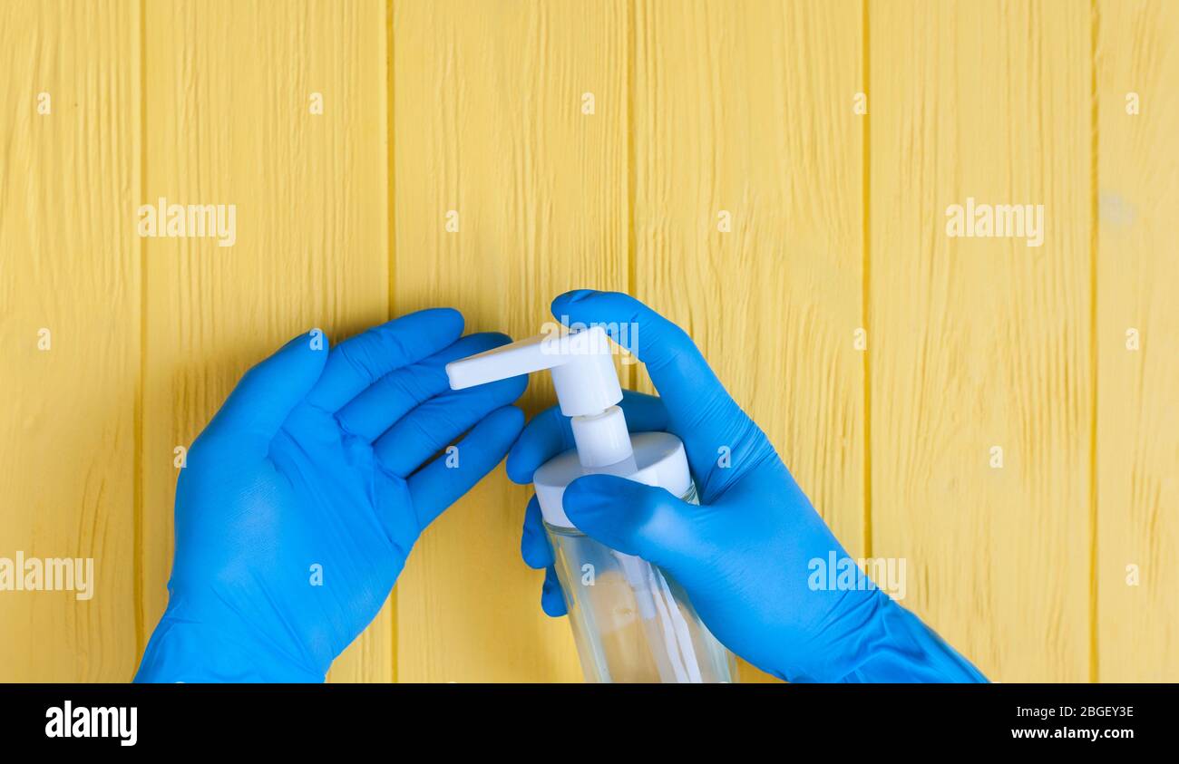 Handdesinfektionsflasche in Handauffüllung. Rufen Sie zur Händedesinfektion an. Stoppen Sie das Coronavirus-Konzept. Verwendung von antibakteriellem Gel für die Hände während Stockfoto