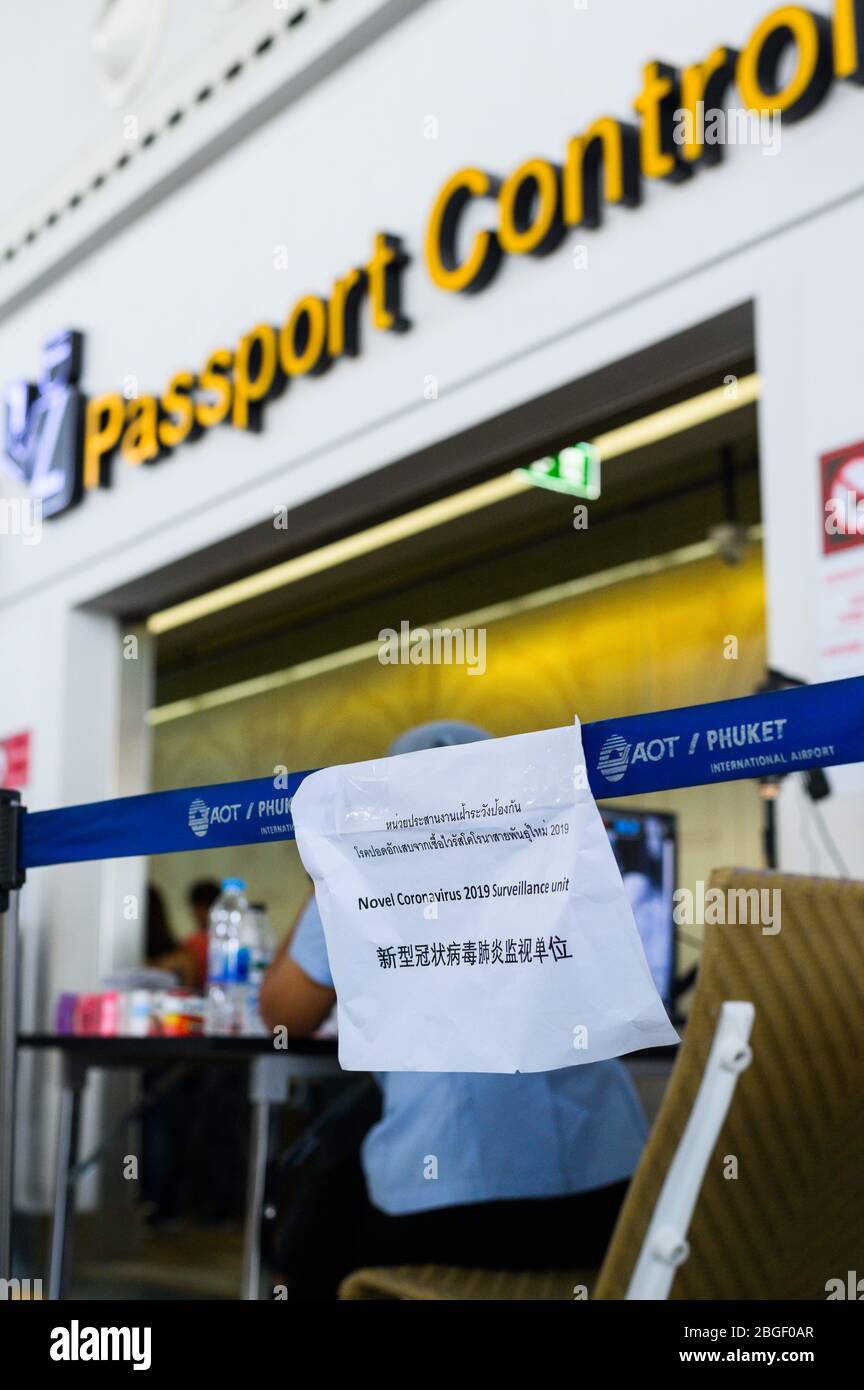 Phuket, Thailand - März 04 2020. Papier mit Ankündigung der Temperaturregelzone, Monitor der Wärmebildkamera, um Personen zu überprüfen, die ein betreten Stockfoto