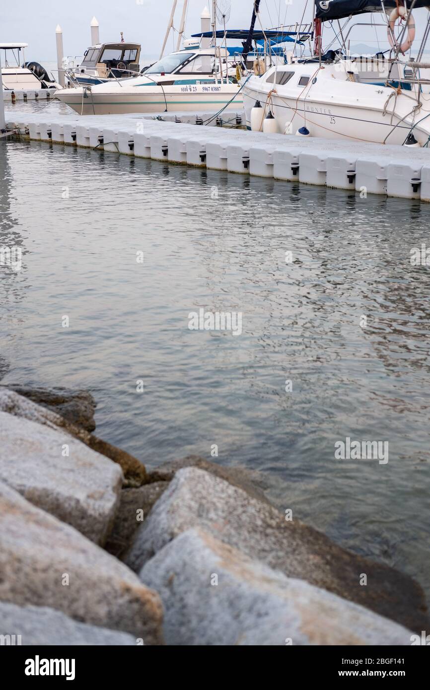 CHON BURI, THAILAND - 16. FEBRUAR 2019: Blickfang der kleine Yachtclub in Pattaya. Die Yacht, Segelanlegestelle, Parkplatz am Pier am Pattaya Strand.Thailo Stockfoto