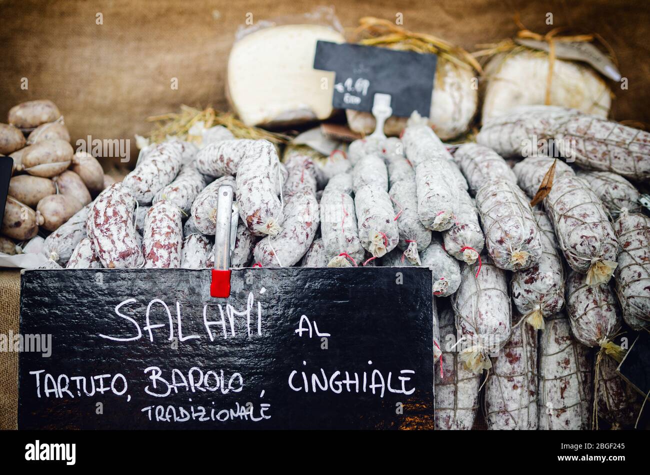 Traditionelle Salami (italienische Wurst) aus dem piemont, italien, gewürzt mit Trüffel (tartufo), barolo Wein und Wildschwein Fleisch (cinghiale) Stockfoto
