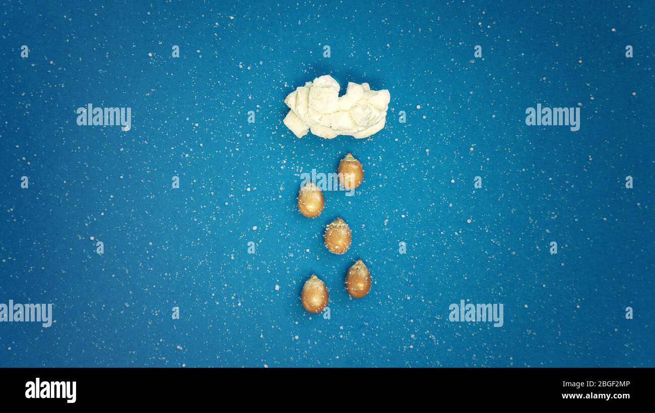 Flaches Lay von Popcorn, das wie eine Wolke aussieht und vom Wolkenhimmel regnet, kreatives Kunstessen Stockfoto