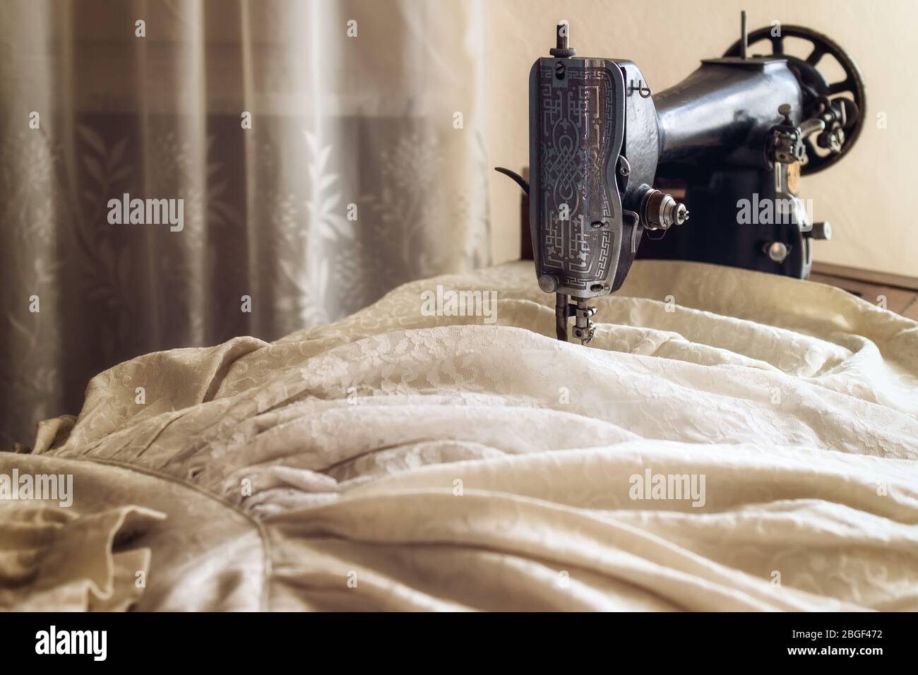 Vintage Nähmaschine Herstellung eines traditionellen alten Braut Kleid in einem italienischen Haus Stockfoto