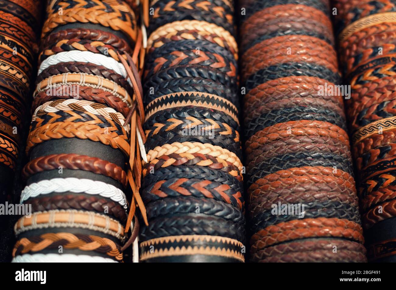 Viele handgefertigte Lederarmbänder auf einem Marktstand Stockfoto