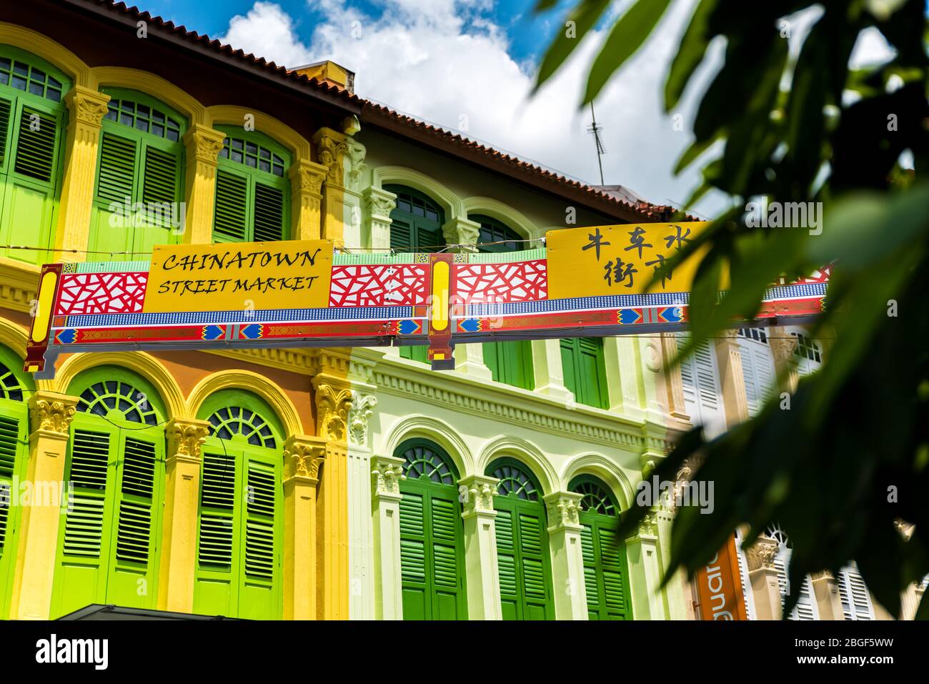 Singapur, 2019. Oktober: Traditionelle chinesische Geschäfte. Farbenfrohe Architektur auf der Pagoda Street in Singapurs Chinatown Stockfoto