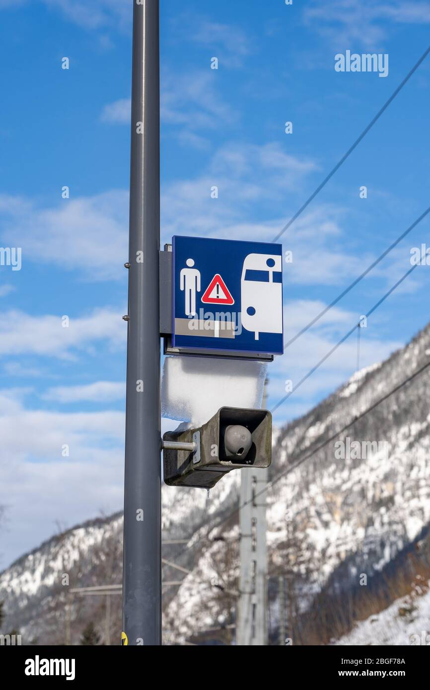 6. Feb 2020 - Hallstatt, Österreich: Gefrorenes Schild auf dem Bahnsteig des Bahnhofs Hallstatt im Winter Stockfoto