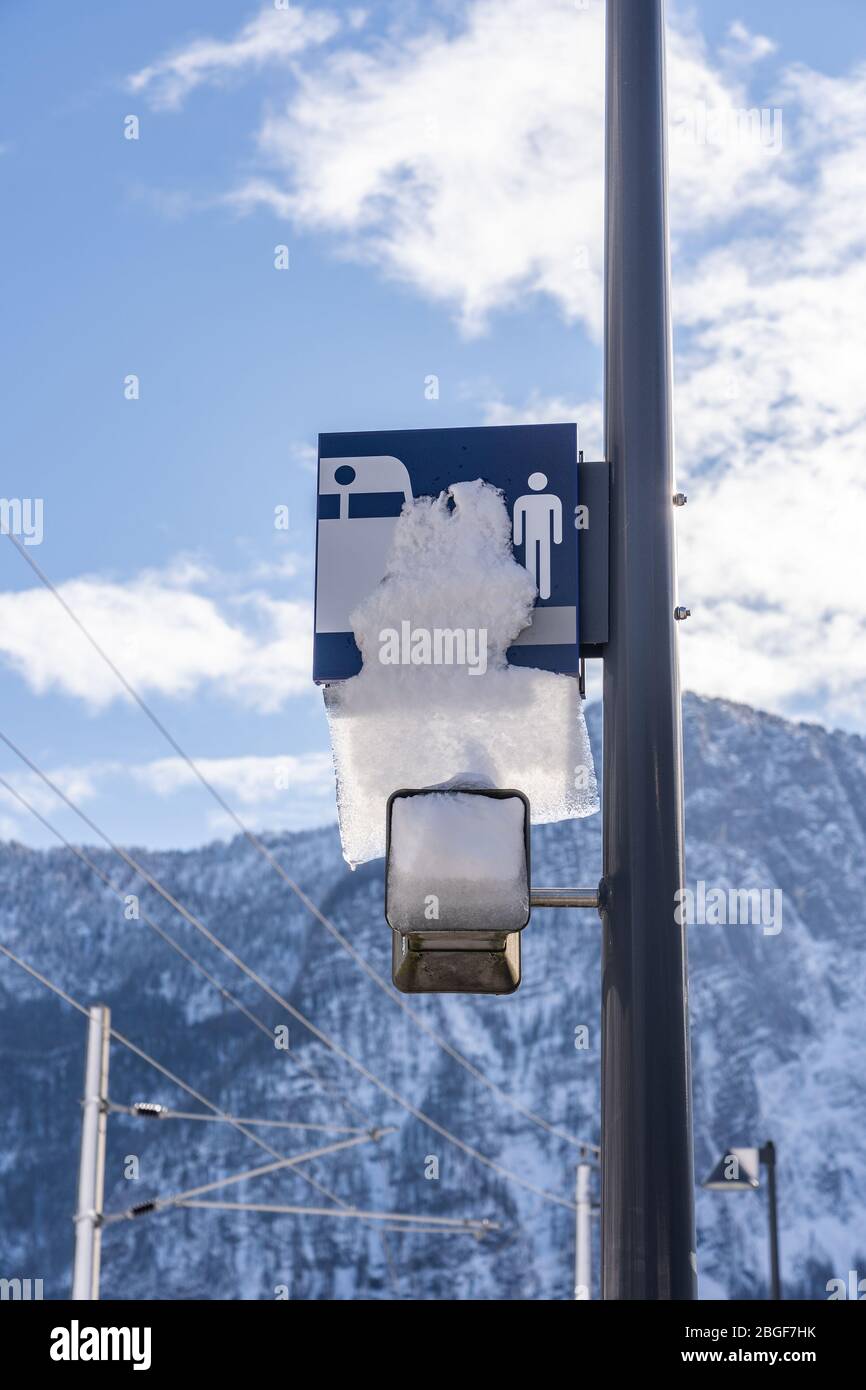 6. Feb 2020 - Hallstatt, Österreich: Gefrorenes Schild auf dem Bahnsteig des Bahnhofs Hallstatt im Winter Stockfoto