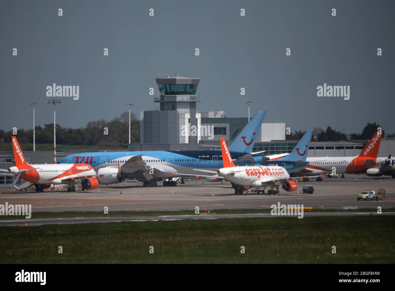 Bristol International Airport, Bristol, UK, in Lockdown, wegen der Coronavirus-Pandemie, zeigt geparkte Flugzeuge von Easyjet, Ryanair und TUI. Stockfoto