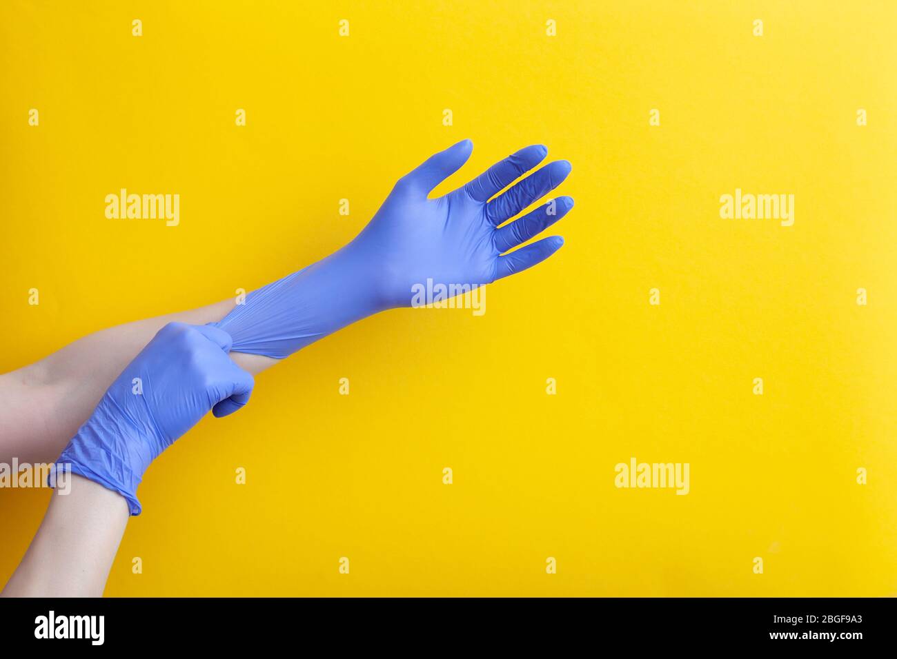 Arzt setzen auf Hand Nitril professionelle medizinische lila Handschuhe Stockfoto