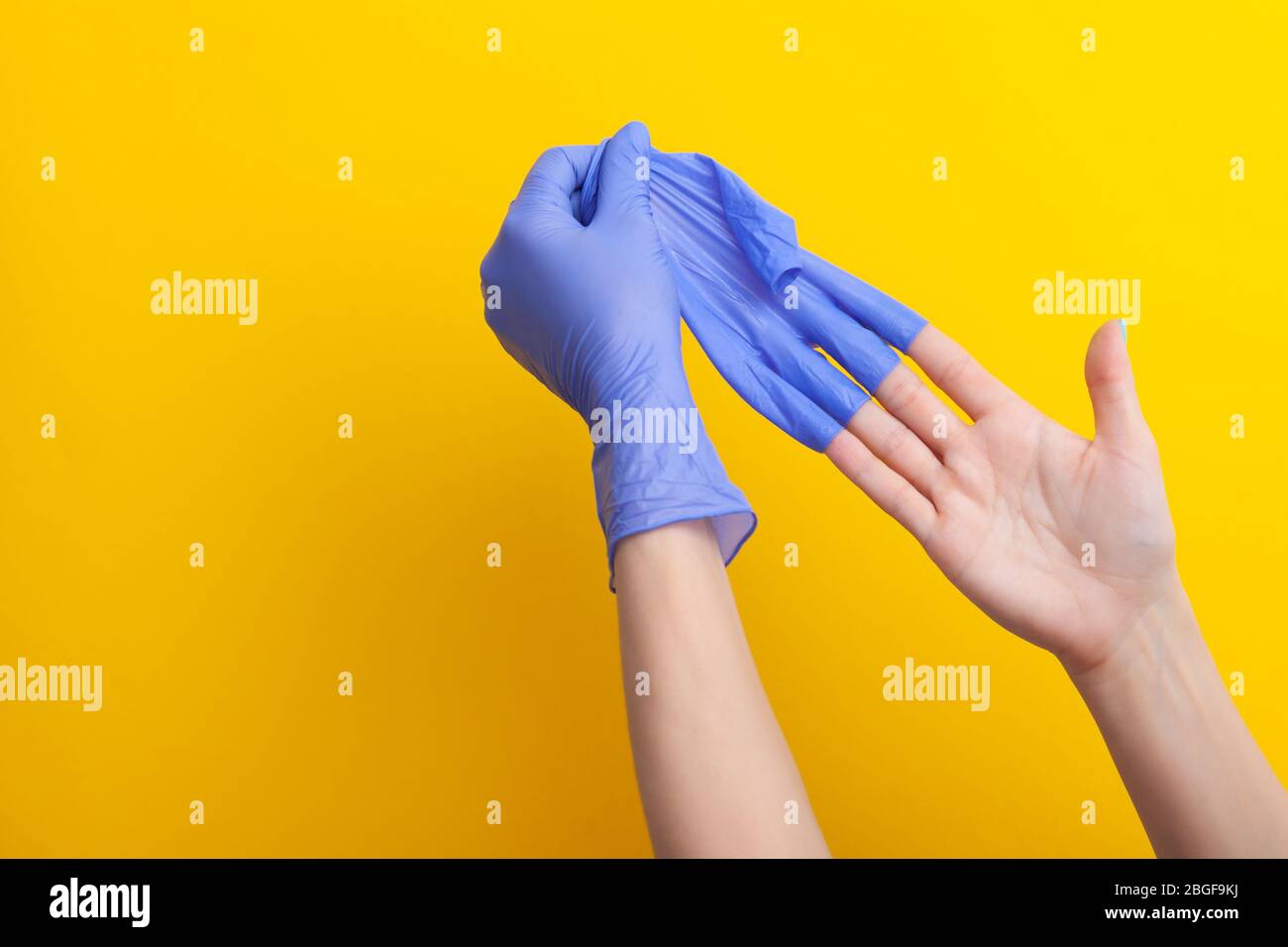Schritt-für-Schritt-Anweisungen, wie schmutzige Handschuhe zu entfernen, Arzt aus Handschuh Stockfoto