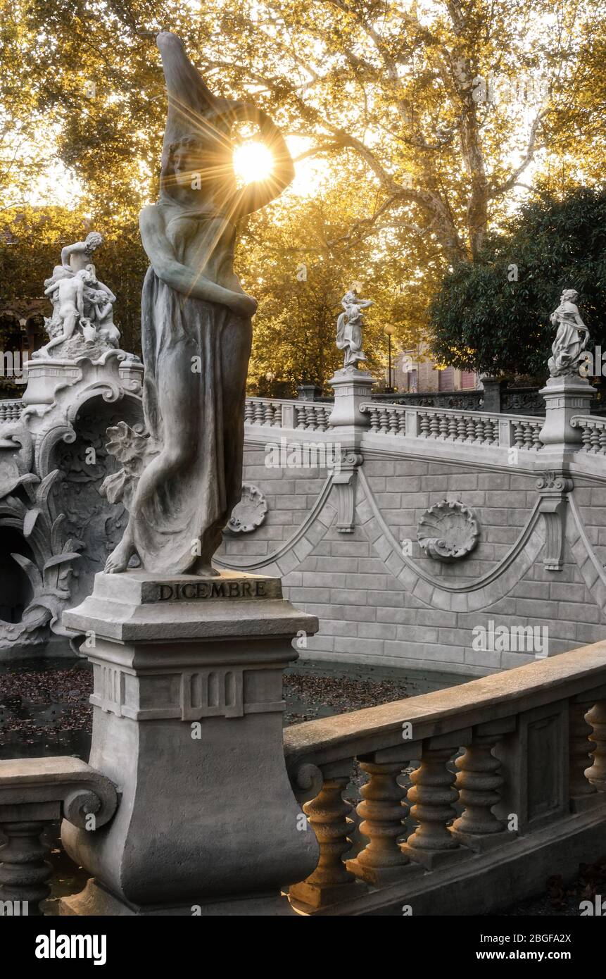 Herbst Sonnenuntergang Blick auf den Brunnen der zwölf Monate, in Valentino öffentlichen Park während der 1898 großen Ausstellung von Turin (Piemont, Italien) gebaut. Stockfoto