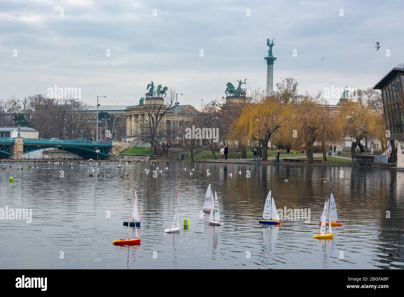 Der Stadtpark Teich neben dem Heldenplatz in Budapest, Ungarn. Stockfoto