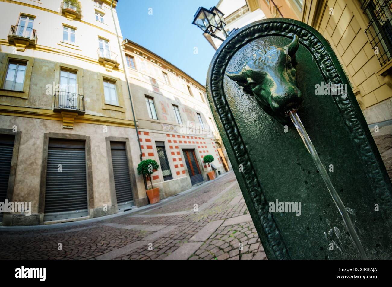 Toret, typischer öffentlicher Brunnen von Turin (Italien). Es gibt fast 800 'Torett' in der Stadt, alle aus Gusseisen und mit Stierform im XIX Jahrhundert Stockfoto