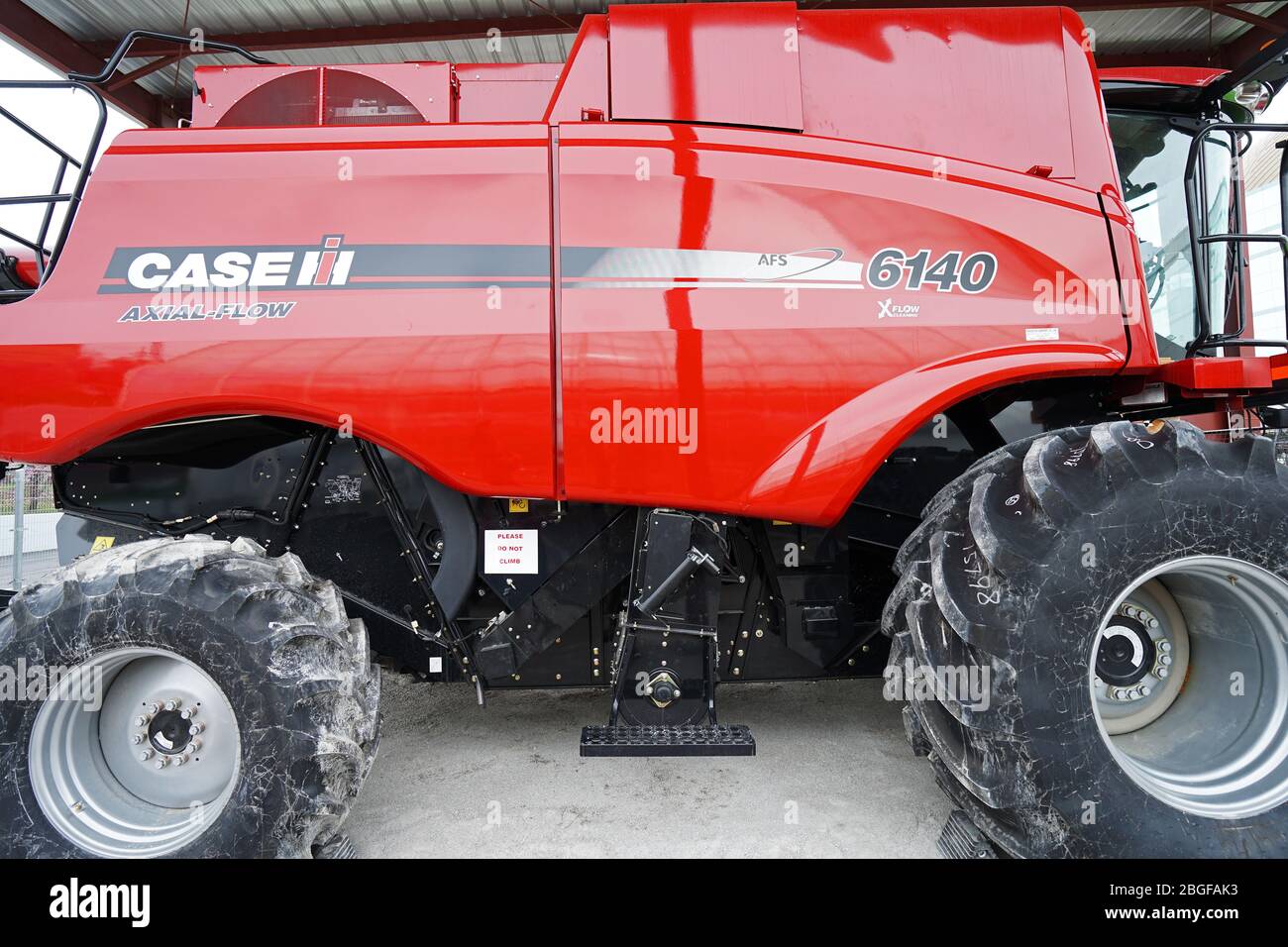 Außendesign der roten Mähdrescher-Maschine 'Case IH axial flow 6140' im Saint Louis Science Centre -St.Louis, MO Stockfoto