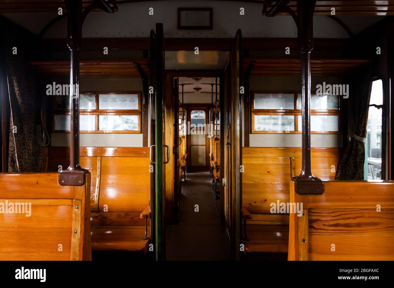 Holzinterieur einer italienischen Carrozza Centoporte, Anfang des XX. Jahrhunderts Abteil-Bus für die dritte Klasse Personenzüge Stockfoto Holzinterieur einer italienischen Carrozza Centoporte, Anfang des XX. Jahrhunderts Abteil-Bus für die dritte Klasse Personenzüge Stockfoto