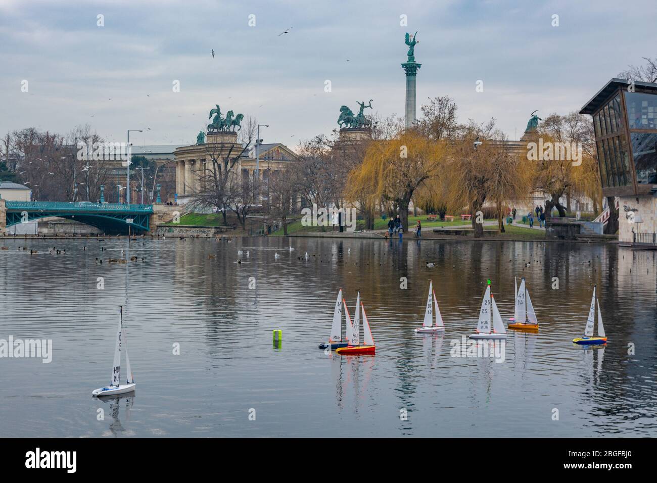 Der Stadtpark Teich neben dem Heldenplatz in Budapest, Ungarn. Stockfoto