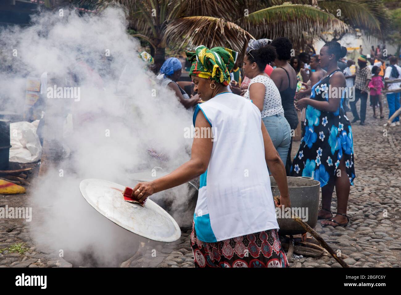 Frau beim Fischerfest in Cidade Velha, Kap Verde Stockfoto