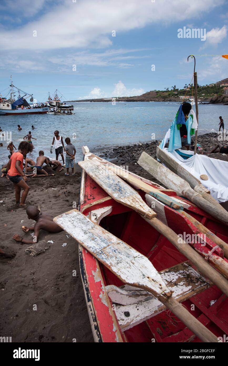 Bootpaddeln am Strand in Cidade Velha, Kap Verde Stockfoto