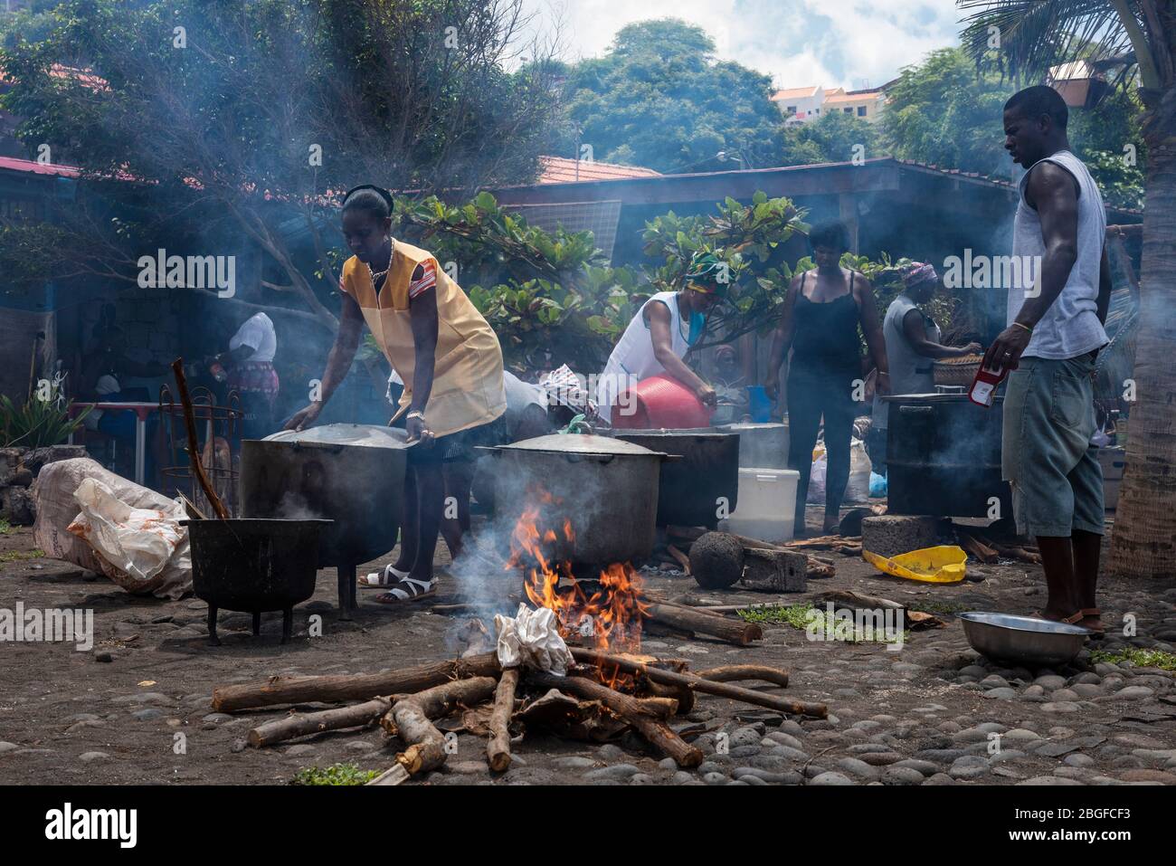 Afrikanische Frauen kochen auf einem beliebten Festival, Cidade Velha, Kap Verde Stockfoto