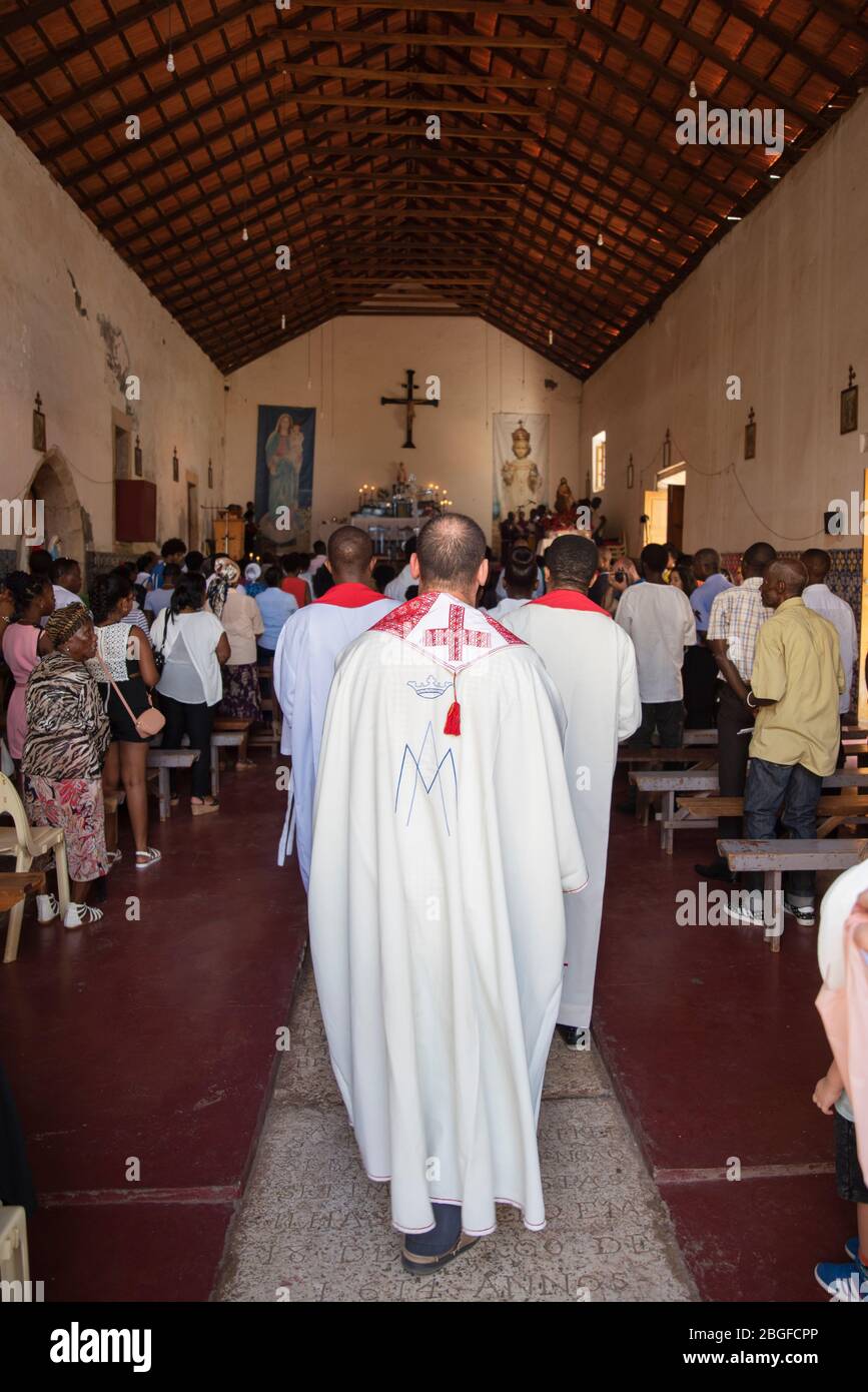 Eintrittsprozession in der Kirche unserer Lieben Frau vom Rosenkranz in Cidade Velha, Kap Verde Stockfoto