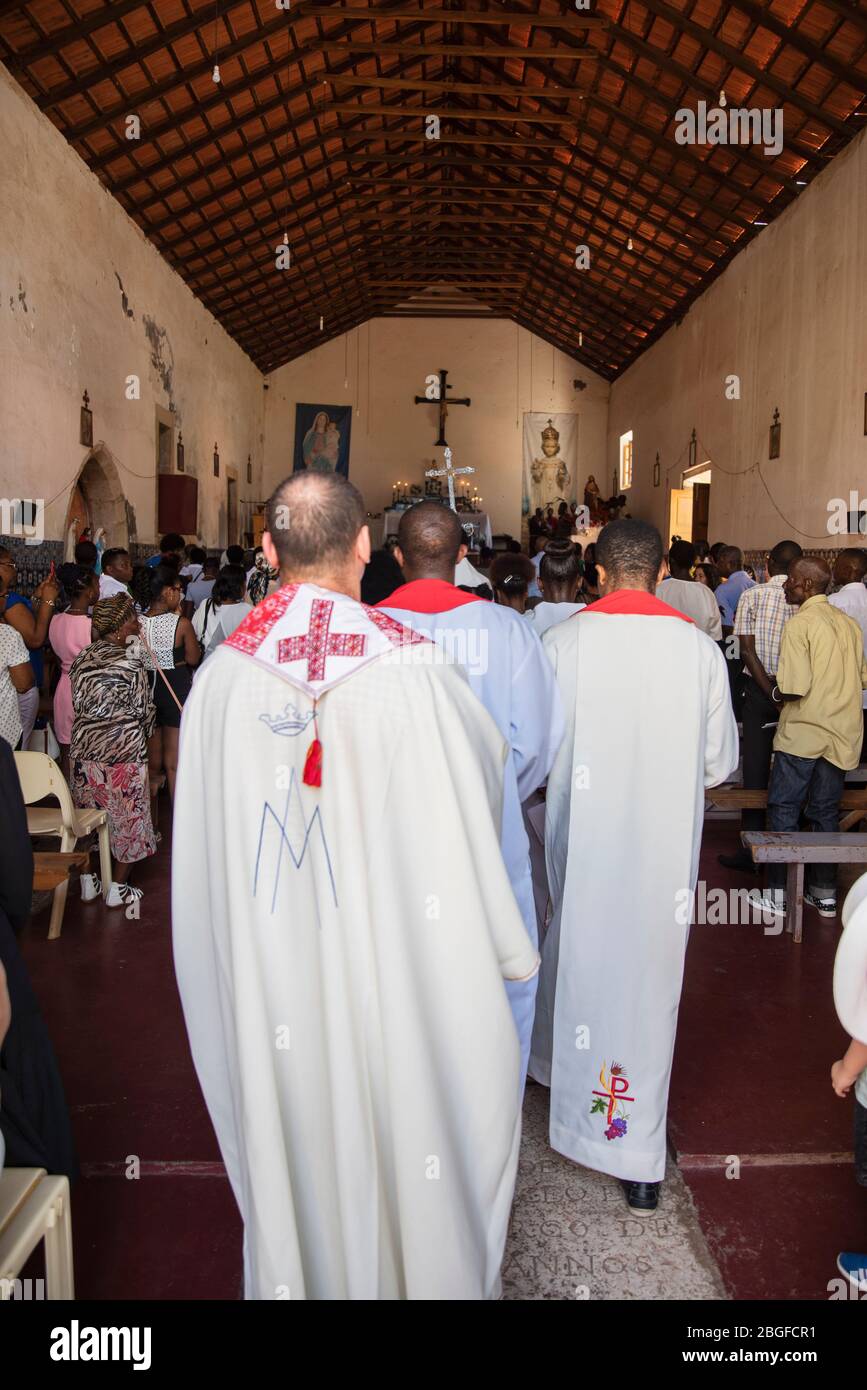 Eintrittsprozession in der Kirche unserer Lieben Frau vom Rosenkranz in Cidade Velha, Kap Verde Stockfoto