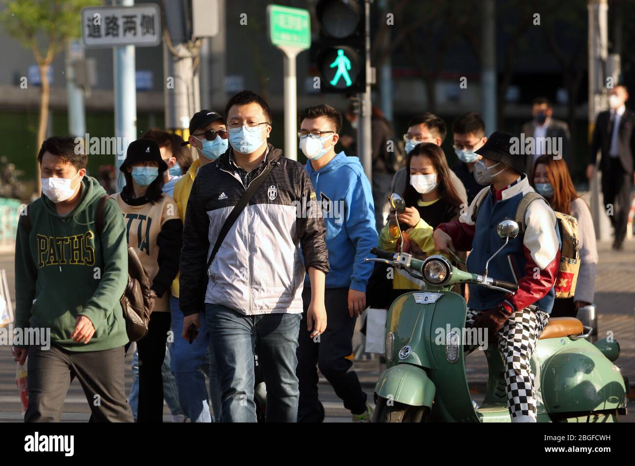 Peking, China. April 2020. Die Chinesen praktizieren keine sichere "soziale Distanzierung" mehr, sondern tragen weiterhin Gesichtsschutzmasken draußen, obwohl die Regierung erklärt hat, dass die Bedrohung durch den Ausbruch von Covid-19 am Dienstag, dem 21. April 2020, in Peking im Wesentlichen beendet wurde. China hat die Anschuldigungen von US-Geheimdienstbeamten widerlegt, dass es das wahre Ausmaß seines Coronavirus-Ausbruchs verheimlicht habe, obwohl mehrere Überarbeitungen seiner Epidemie-Daten sowohl im eigenen Land als auch in anderen Ländern Misstrauen schürten. Foto von Stephen Shaver/UPI Quelle: UPI/Alamy Live News Stockfoto