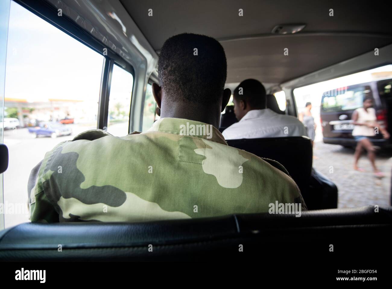 Militärfahrt mit dem Bus in Kap Verde Stockfoto