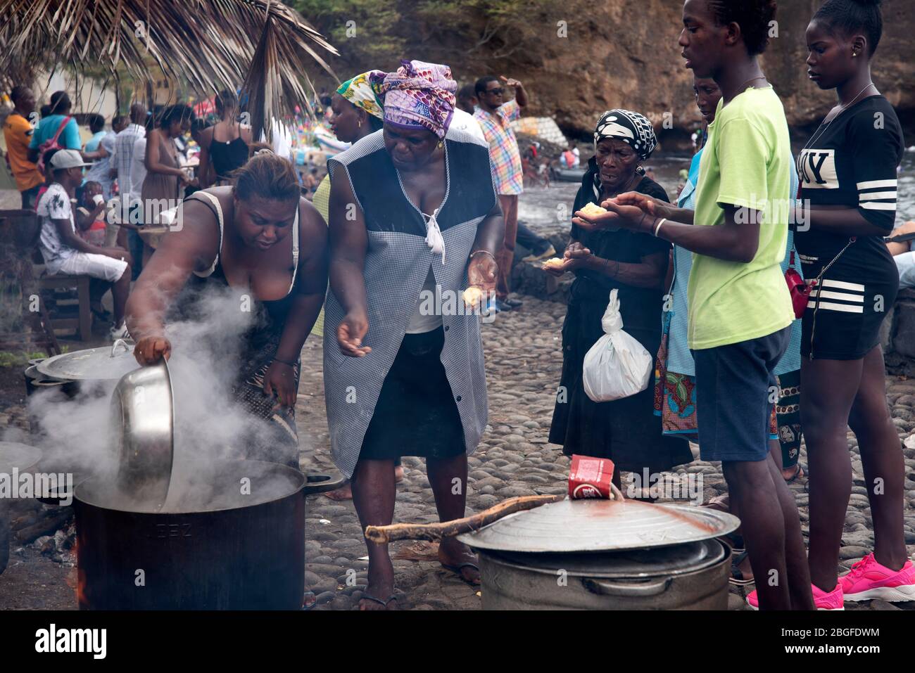 Afrikanische Frauen kochen auf einem beliebten Festival, Cidade Velha, Kap Verde Stockfoto
