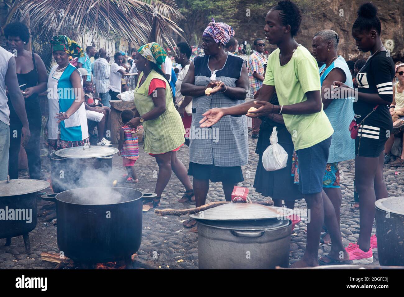 Afrikanische Frauen kochen auf einem beliebten Festival, Cidade Velha, Kap Verde Stockfoto