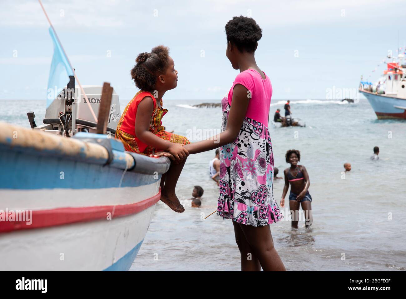 Mutter und Tochter am Strand in Cidade Velha, Kap Verde Stockfoto