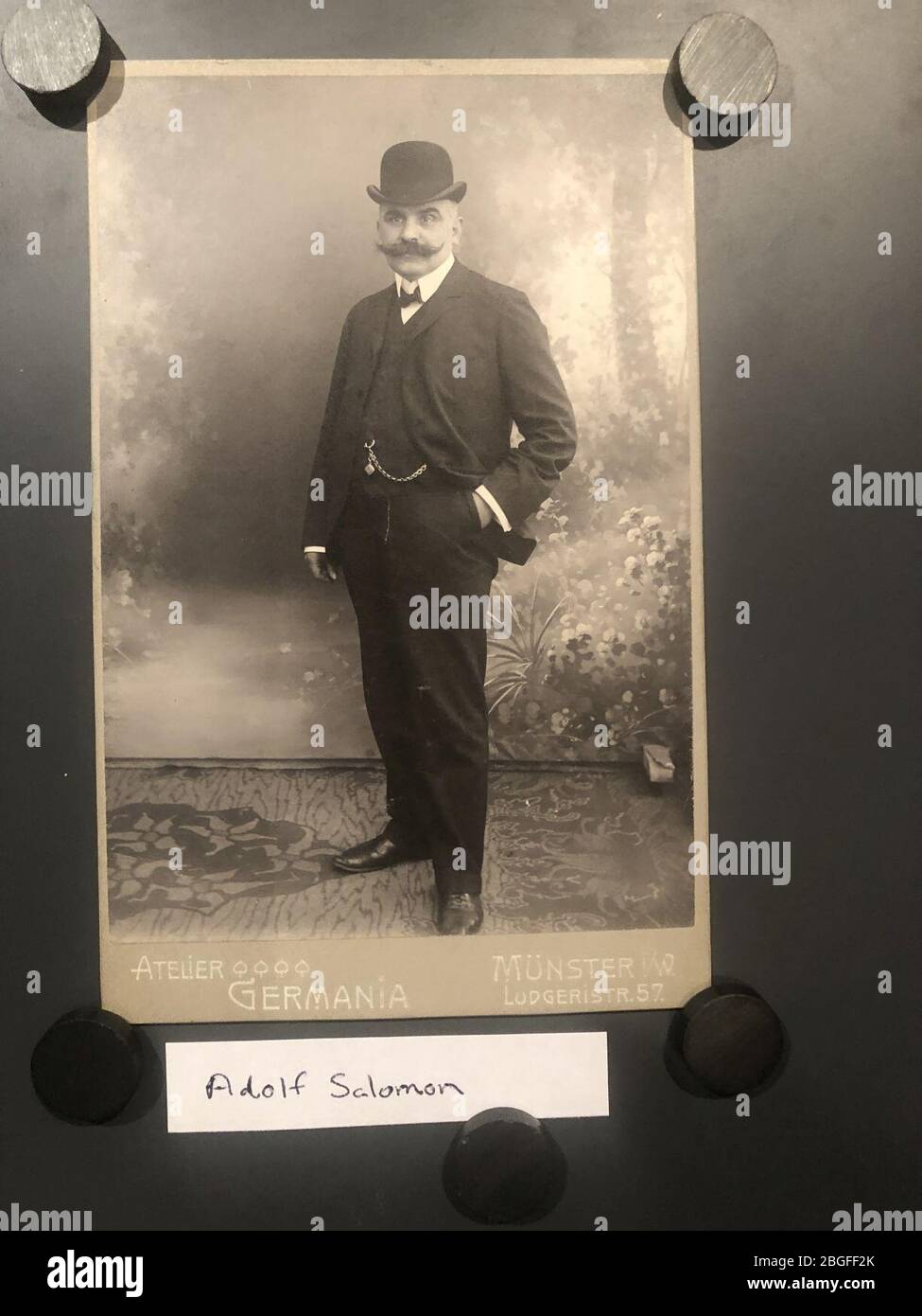 Herman Adolph Salomon (1860-1939) um 1910 in einem Melone Hut. Stockfoto