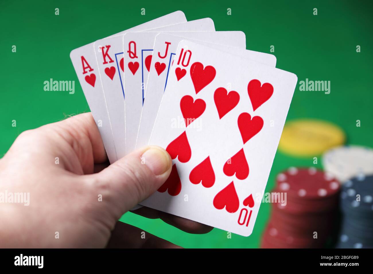 Halten Sie die gewinnende Hand Royal Flush Herzen selektiven Fokus Stockfoto