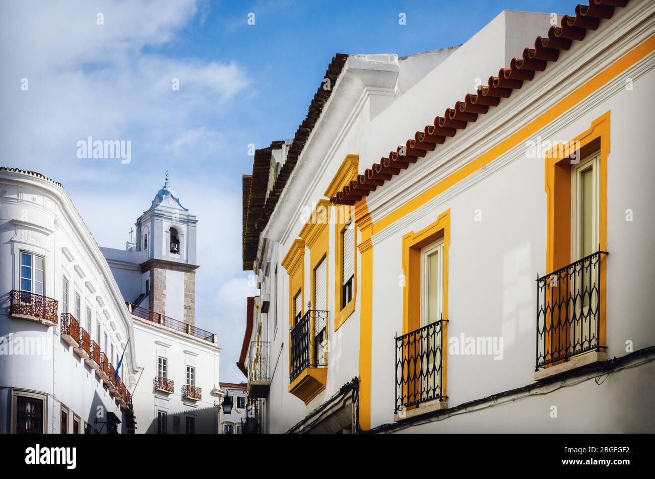 Die engen Gassen von Evora, der Hauptstadt der Region Alentejo in Portugal, berühmt für ihre traditionellen weißen und gelben Häuser Stockfoto