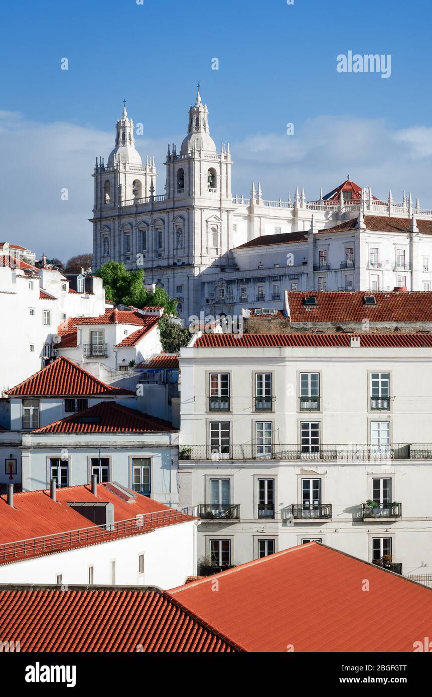 Fassade und Glockentürme der Kirche von Sao Vincente de Fora in Lissabon, Portugal, mit Blick auf die Häuser des alten Alfama-Viertels Stockfoto