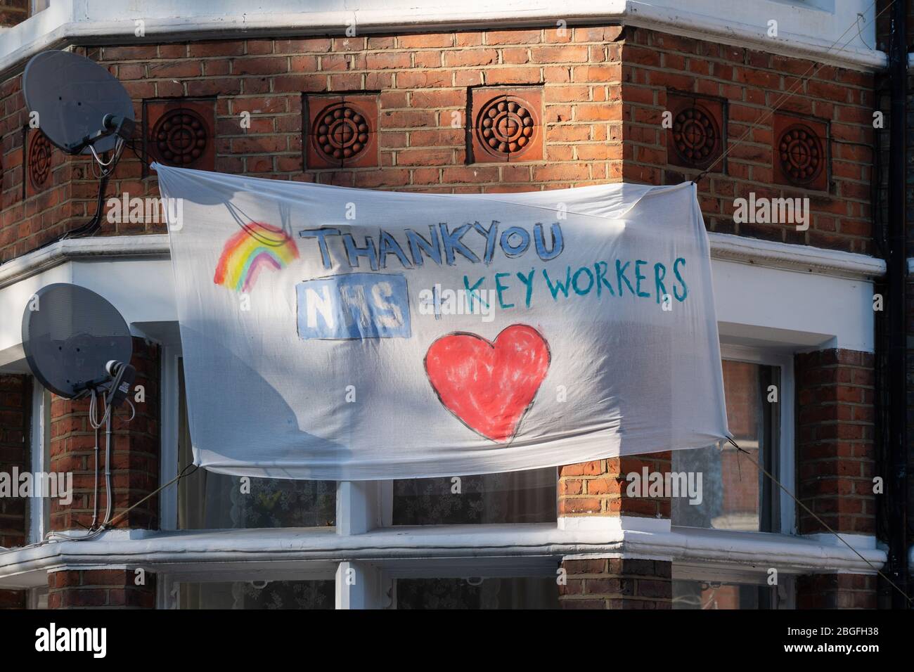 Ein Banner mit Unterstützung und Dank für das NHS in den Fenstern von Wohnungen in Ealing, London. Fototermin: Sonntag, 19. April 2020. Foto: Roger Garfield/A Stockfoto