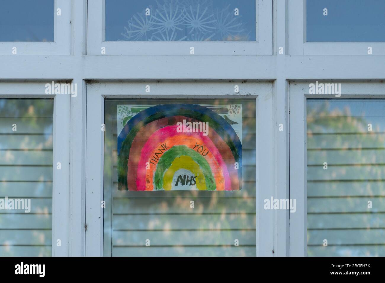 Regenbogengemälde, die Unterstützung und Dank für das NHS in den Fenstern von Wohnungen in Ealing, London zeigen. Fototermin: Sonntag, 19. April 2020. Foto: Roger G. Stockfoto