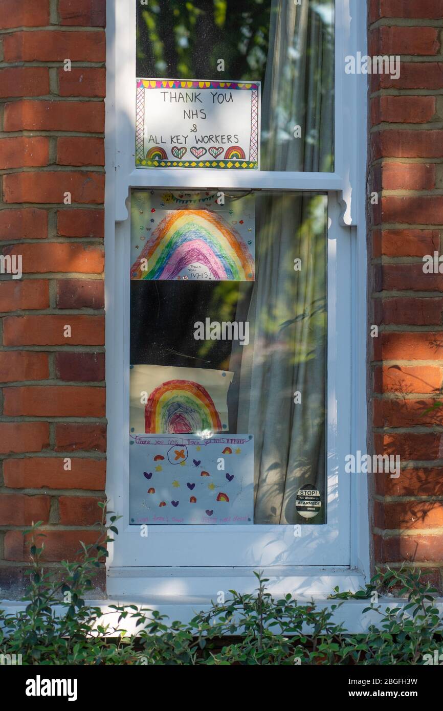 Regenbogengemälde, die Unterstützung und Dank für das NHS in den Fenstern von Wohnungen in Ealing, London zeigen. Fototermin: Sonntag, 19. April 2020. Foto: Roger G. Stockfoto
