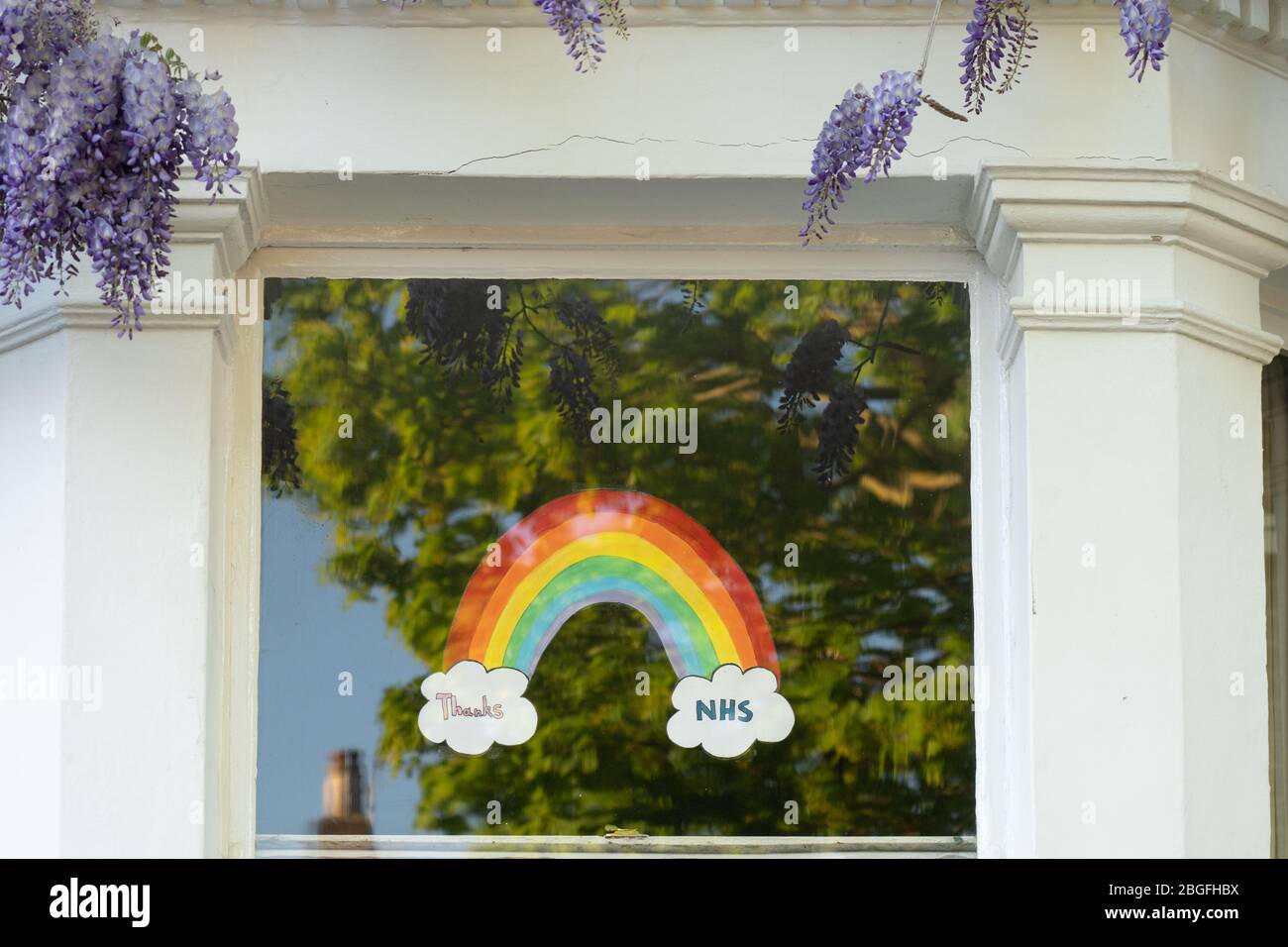 Regenbogengemälde, die Unterstützung und Dank für das NHS in den Fenstern von Wohnungen in Ealing, London zeigen. Fototermin: Sonntag, 19. April 2020. Foto: Roger G. Stockfoto