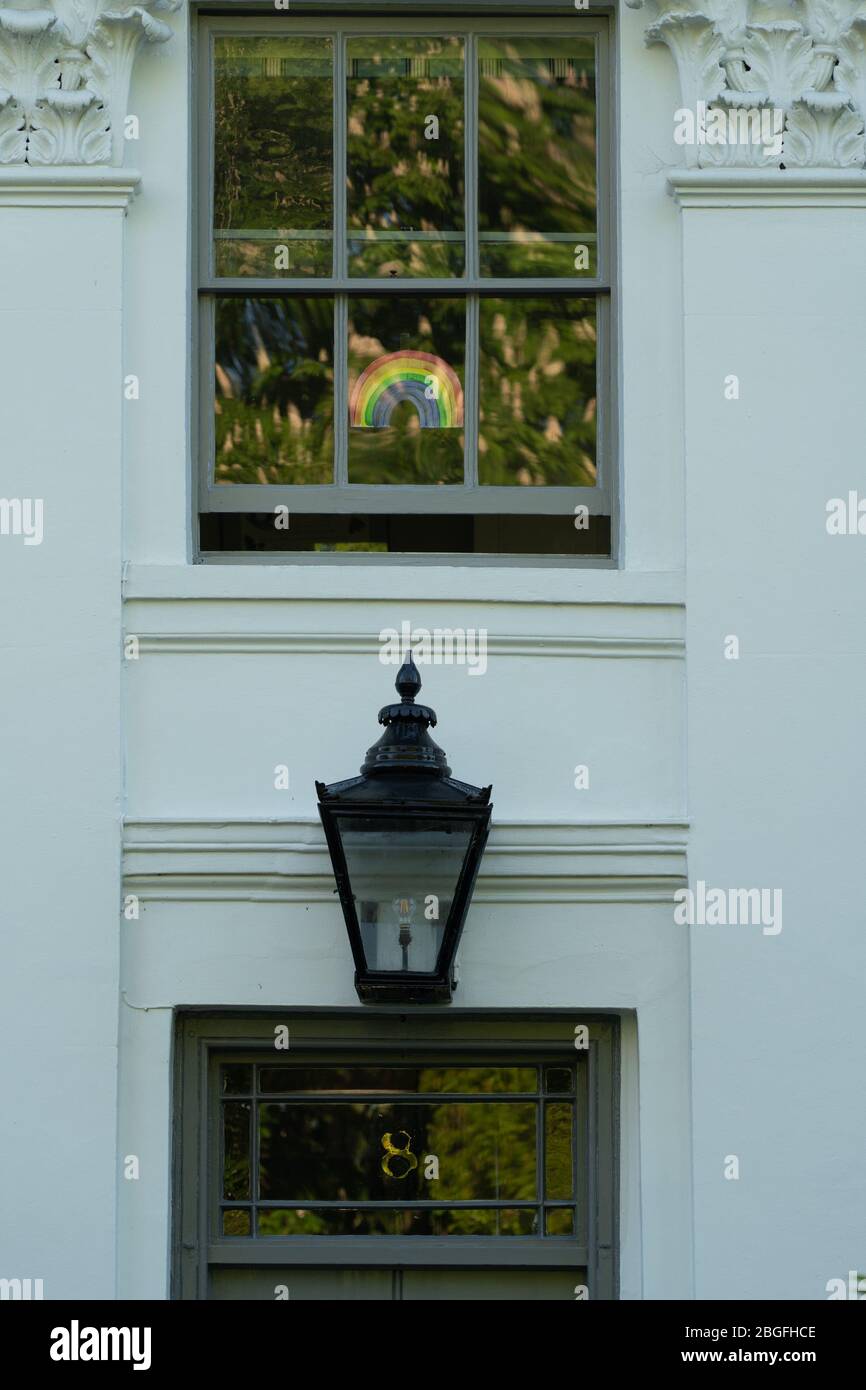 Regenbogengemälde, die Unterstützung und Dank für das NHS in den Fenstern von Wohnungen in Ealing, London zeigen. Fototermin: Sonntag, 19. April 2020. Foto: Roger G. Stockfoto