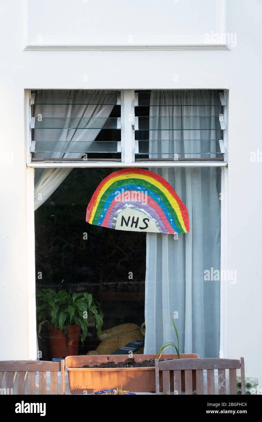 Regenbogengemälde, die Unterstützung und Dank für das NHS in den Fenstern von Wohnungen in Ealing, London zeigen. Fototermin: Sonntag, 19. April 2020. Foto: Roger G. Stockfoto
