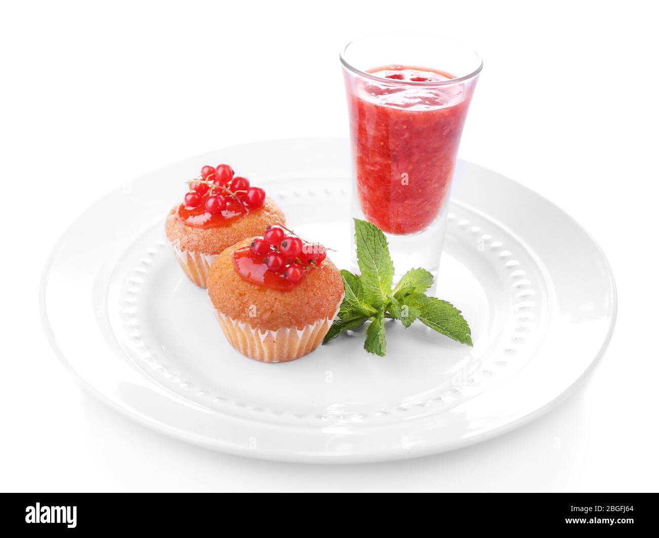 Leckere Muffins rote Johannisbeersauce auf Teller auf weiß isoliert Stockfoto